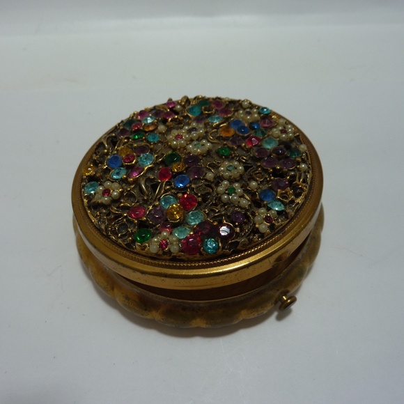 VINTAGE 1950s 3" Round  Brass Compact Encrusted w/ Jewel & Pearl Flowers - Picture 2 of 7